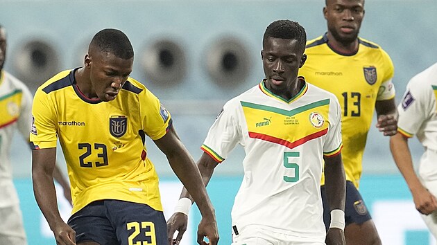 Ekv�dorsk� z�lo�n�k Mois�s Caicedo p�ihr�v� m�� p�ed Idrissou Gueyem ze...