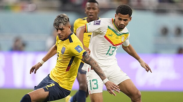 Ekv�dorsk� obr�nce Piero Hincapi� (vlevo) a Iliman Ndiaye ze Senegalu