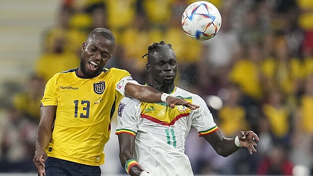 Ekv�dorsk� �to�n�k Enner Valencia (vlevo) v hlavi�kov�m souboji s Path�m Cissem...