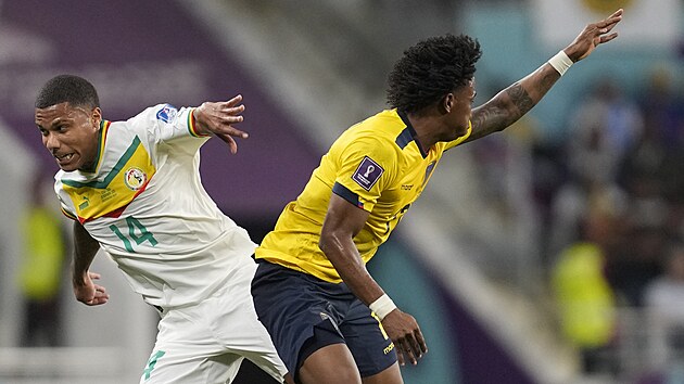 Senegalsk� obr�nce Ismail Jacobs (vlevo) a �ngelo Preciado z Ekv�doru