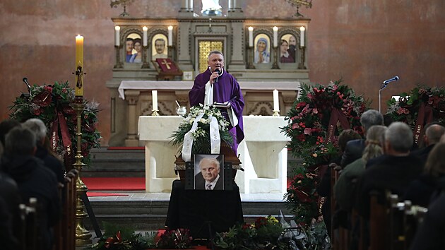 Poslední rozloučení s Jaromírem Jágrem starším se konalo v kostele Nanebevzetí Panny Marie na kladenském náměstí. (22. listopadu 2022)