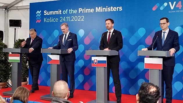 Premiéři zemí V4 (zleva) Viktor Orbán, Petr Fiala, Eduard Heger a Mateusz Morawiecki během tiskové konference. (24. listopadu 2022)