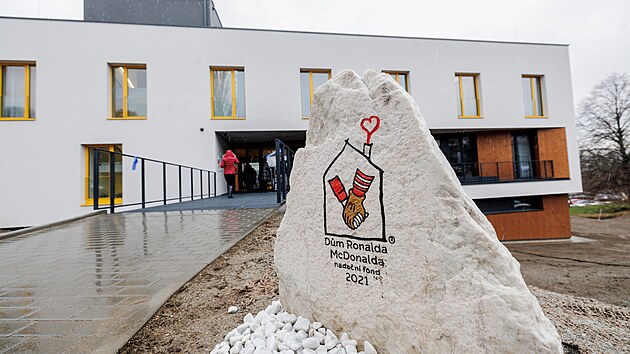 Slavnostn oteven Domu Ronalda McDonalda ve Fakultn nemocnici v Motole, kter poskytne zzem rodinm vn nemocnch a dlouhodob hospitalizovanch dt. (24. listopadu 2022)