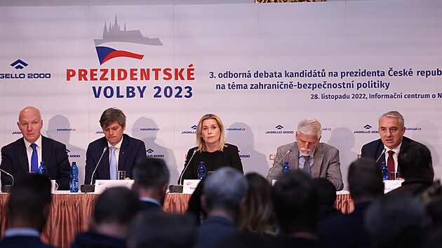 Debata prezidentských kandidátů o bezpečnosti a zahraniční politice. Zleva Pavel Fischer, Marek Hilšer, Danuše Nerudová, Petr Pavel a Josef Středula. (28. listopadu 2022)