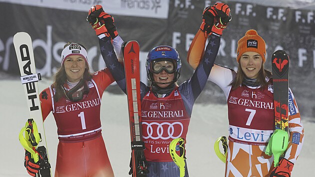 Nejlep trojice nedlnho slalomu Svtovho pohru ve finskm Levi. Zleva: Wendy Holdenerov, vtzka Mikaela Shiffrinov a Petra Vlhov