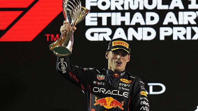 Max Verstappen s trofej pro vtze Velk ceny Ab Zab