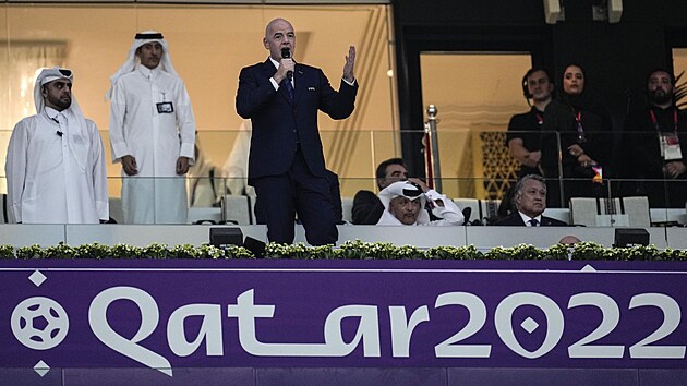Prezident FIFA Giovanni Infantino mluví k divákm pi slavnostním zahájení...
