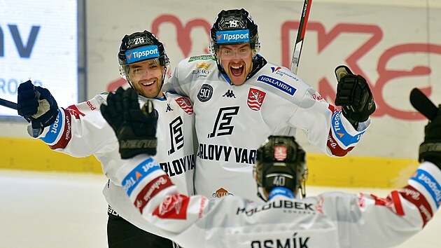 Daniel Kružík, Adam Rulík a Martin Osmík z Karlových Varů se radují z gólu.