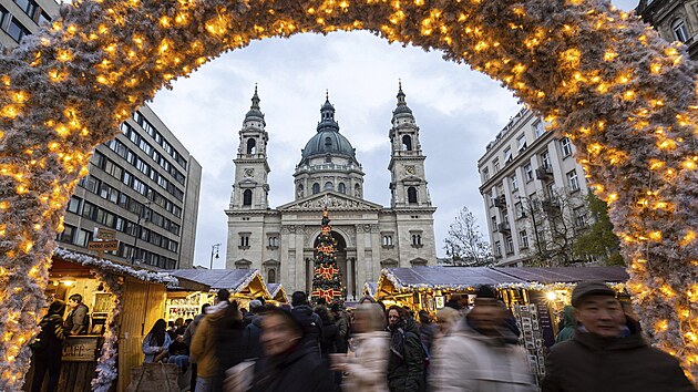 Tradiční vánoční trhy plánují i před bazilikou svatého Štěpána v Budapešti. (19. listopadu 2022)