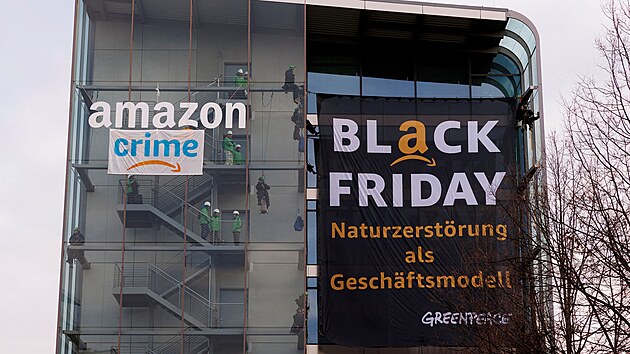 V Německu stávku zaměstnanců Amazonu podporuje organizace Greenpeace. Ta na centrálu společnosti v Mnichově umístila transparent, že Amazon je zločin. (25. listopadu 2022)