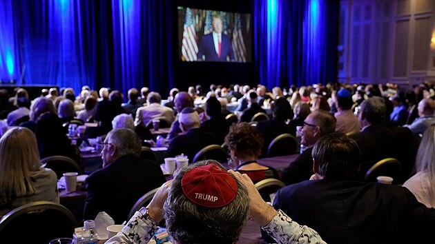 Americk exprezident Donald Trump pron projev na setkn Republiknsk idovsk koalice. (19. listopadu 2022)