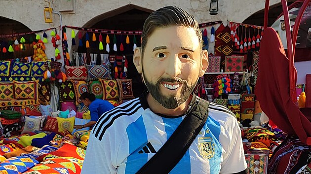 Argentinský fanoušek v masce Lionela Messiho. Ostatní se s ním na ulici v Dauhá fotili.