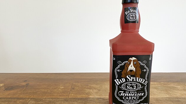 Psí hračka v podobě láhve slavné whiskey z Tennessee