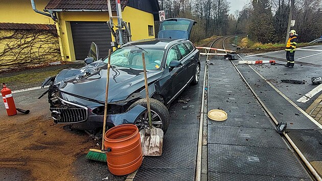 Dopravn nehoda dvou automobil na elezninm pejezdu v Kunicch pod Ondejnkem na Frdecko-Mstecku. (27. listopadu 2022)