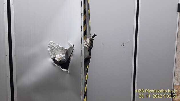 V hale v Chodové Plané explodovala v pátek ráno tlaková lahev, která prorazila vrata a zůstala v nich zaklíněná. (25. listopadu 2022)