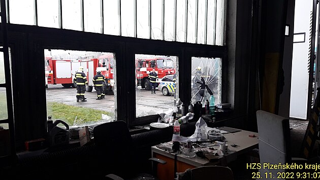 V hale v Chodové Plané explodovala v pátek ráno tlaková lahev. Exploze rozbila okna, naštěstí se obešla bez zranění. (25. listopadu 2022)