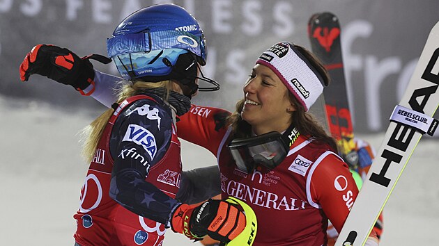Mikaela Shiffrinov (vlevo) a Wendy Holdenerov.