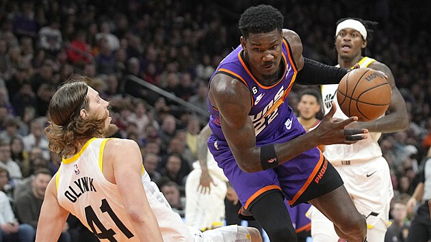 Deandre Ayton brnn Kellym Olynykem.