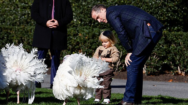K americkmu prezidentovi Joeu Bidenovi se pi slavnostnm udlovn milosti dvma krocanm pipojila tak jeho rodina. Na snmku je Bidenv syn Hunter a vnuk Beau. (21. listopadu 2022)