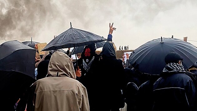 rnci ve mst Sanandad protestuj proti vld a policejn brutalit, kvli n zemela mlad Mahs Amnov. (17. listopadu 2022)