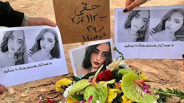 rnky a rnci protestuj proti teokratickmu reimu ve sv zemi. Na snmku je hrob Aylar Haghiov, kter byla zabita na demonstraci v Tabrzu. (19. listopadu 2022)