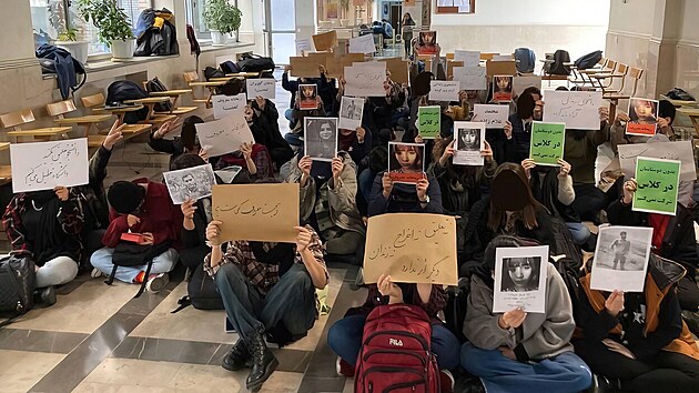 rnky a rnci protestuj proti teokratickmu reimu ve sv zemi. Snmek pochz z Polytechnick univerzity v Tehernu. (20. listopadu 2022)