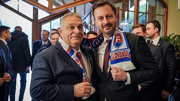 Slovenský premiér Eduard Heger věnoval maďarskému premiérovi Viktorovi Orbánovi šálu své země v reakci na to, že Orbán si vzal na fotbal šálu s mapou Velkého Maďarska, včetně části Slovenska, Ukrajiny i Rumunska.