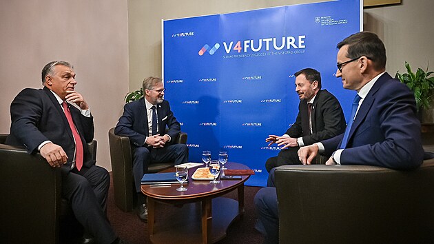 Premiéři zemí V4 Petr Fiala, Eduard Heger, Viktor Orbán a Mateusz Morawiecki se sešli na jednání v hotelu nedaleko Košic.