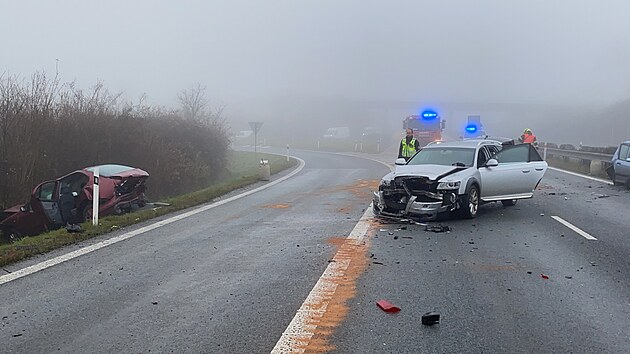 Hromadn nehoda ty automobil uzavela silnici u Litic.