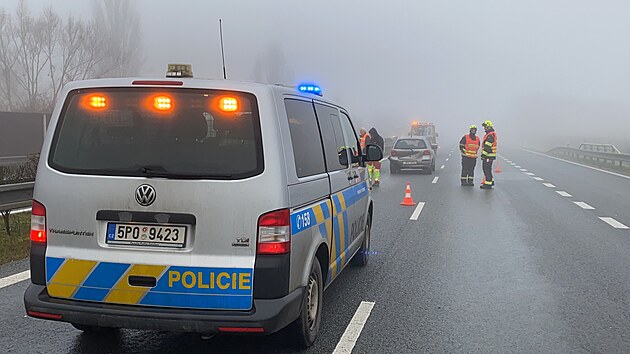 Hromadná nehoda čtyř automobilů uzavřela silnici u Litic.