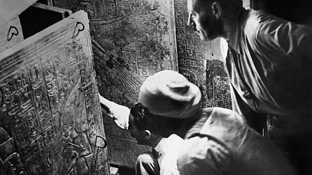 Pozlacen� schr�ny. Carter
a spol. otv�raj� dve�e jedn� ze �ty�
schr�n, uvnit� kter�ch byly t�i
do sebe vlo�en� rakve.