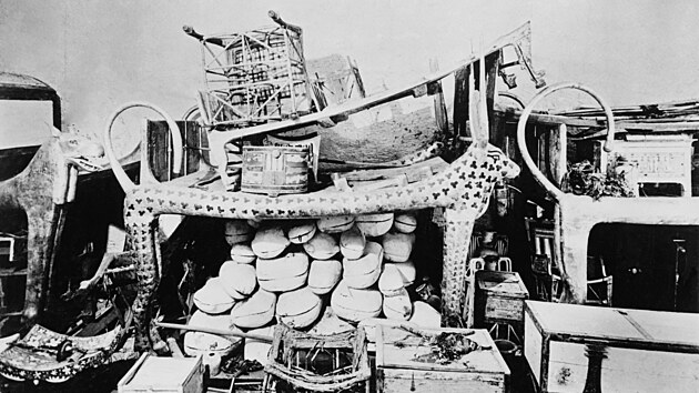 Vid�m
b�je�n� v�ci! Takov� pohled se
Carterovi naskytl, kdy� poprv�
mal�m otvorem nakoukl do hrobky.