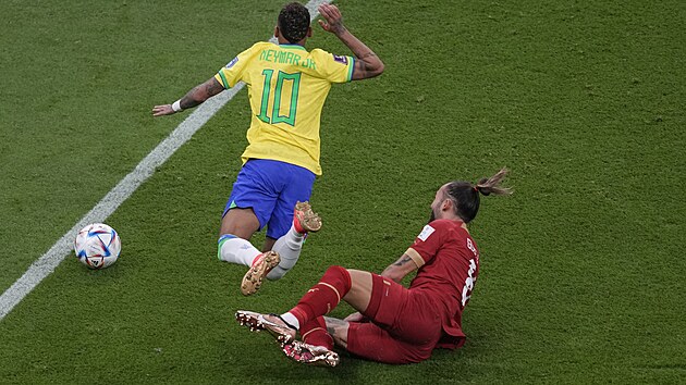 Srbsk zlonk Nemanja Gudelj fauluje unikajcho brazilskho tonka Neymara v utkn MS 2022 v Kataru. Neymar zpas kvli zrann kotnk nedohrl.