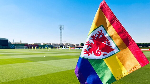 Rohov praporek v duhovch barvch na trninkovm hiti fotbalist Walesu bhem MS v Kataru  na podporu komunity LGBT.