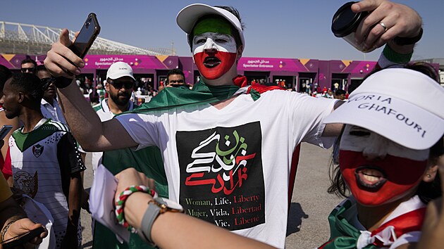 Íránští fanoušci před stadionem v Rajjánu před utkání mistrovství světa proti Walesu.