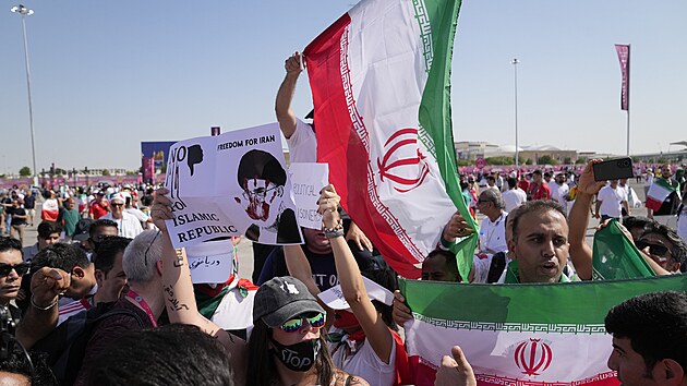 Íránští fanoušci před stadionem v Rajjánu před utkání mistrovství světa proti Walesu. Střetli se mezi sebou ti, kteří podporují protivládní protesty s těmi, kteří jsou stoupenci současného režimu.