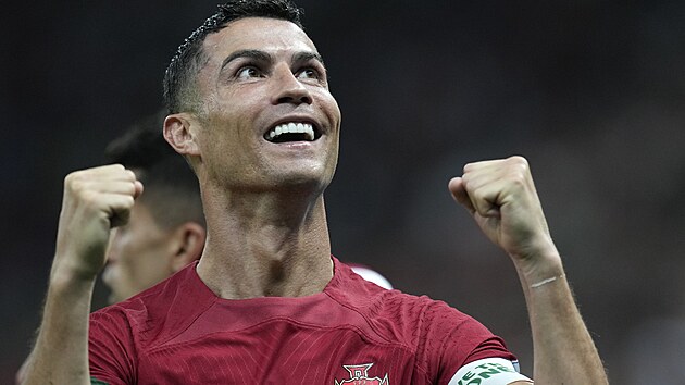 Cristiano Ronaldo se raduje z glu proti Uruguayi, sleduje svtelnou tabuli,...