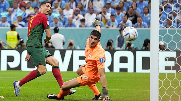Portugalsk tonk Cristiano Ronaldo a uruguaysk brank Sergio Rochet se...