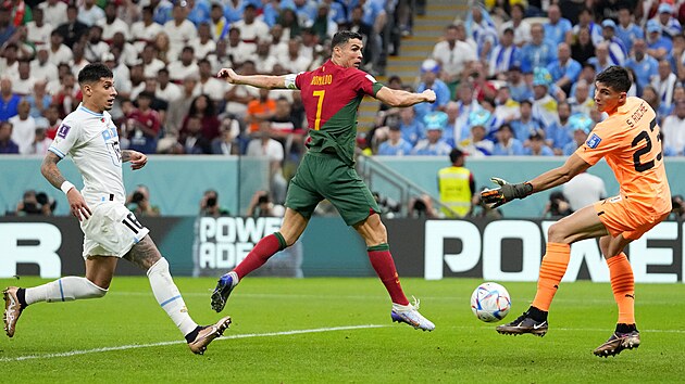 Portugalsk tonk Cristiano Ronaldo se snail hlavikovat, uruguaysk brank...