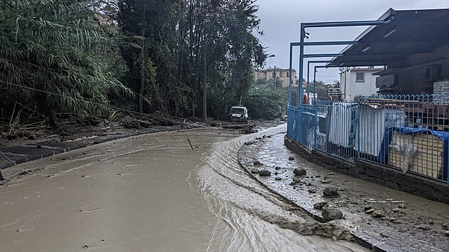 V pstavnm mst Casamicciola na italskm ostrov Ischia po sesuvu pdy vyvolanm prudkm detm zemeli nejmn dva lid. (26. listopadu 2022)