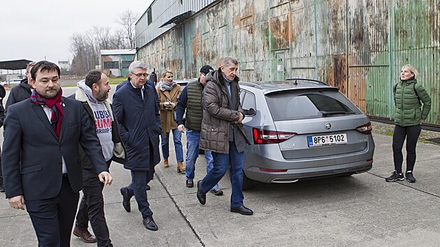 Pedseda hnut ANO Andrej Babi se spolu s Karlem Havlkem setkal s piloty z Ln, kde m vzniknout tovrna na vrobu bateri do elektromobil pro koncern Volkswagen. (28. listopadu 2022)