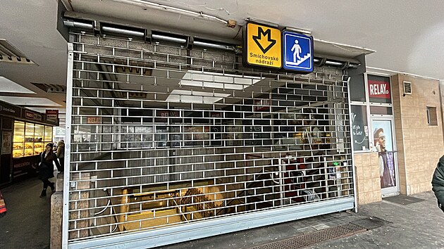 Linku B pražského metra vyřadila v ranní špičce na víc než hodinu technická závada. Ve stanici Smíchovské nádraží spadl pod vlak stropní panel. (29. listopadu 2022)