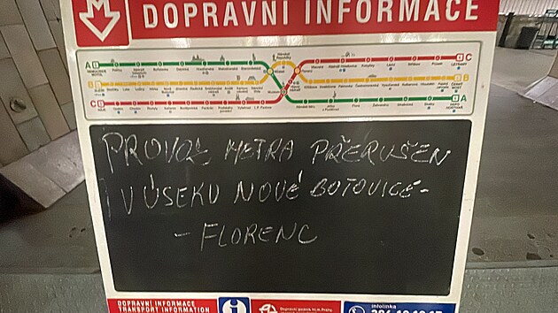 Linku B pražského metra vyřadila v ranní špičce na víc než hodinu technická závada. Ve stanici Smíchovské nádraží spadl pod vlak stropní panel. (29. listopadu 2022)