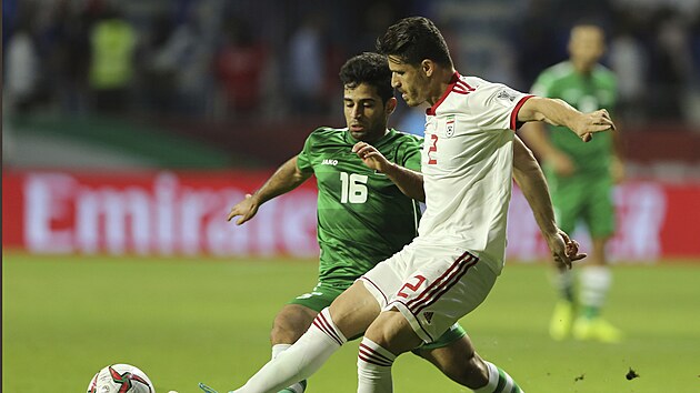 Voria Ghafourí (vpravo) z Íránu a Hussejn Alí z Iráku během zápasu Asijského poháru v roce 2019.