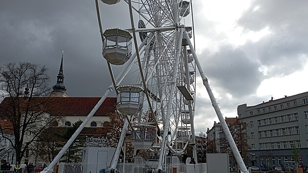 Vyhlídkové kolo v Brně měří 33 metrů a rychlost otáčení je zhruba 3 až 3,5 kilometrů v hodině.
