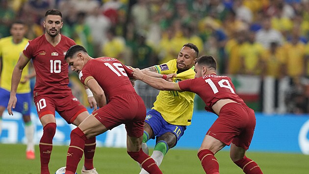 Brazilec Neymar v obleen srbskch protihr na MS v Kataru.