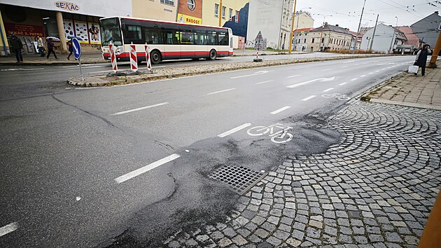 Cyklista v cyklopruhu mus u DKO potat se zludnostmi: jsou zde propadajc se kanly, dry v asfaltu, vydut povrch i njc ulov kostky na autobusov zastvce.