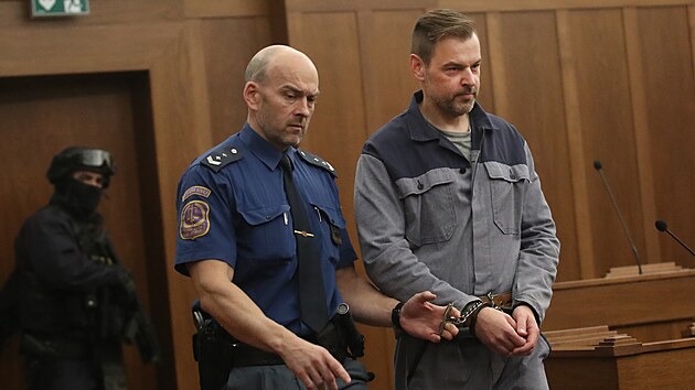 Justiční stráž vede Petra Kramného, který si odpykává trest za vraždu manželky a dcery, do jednací síně Krajského soudu v Ostravě. (29. listopadu 2022)