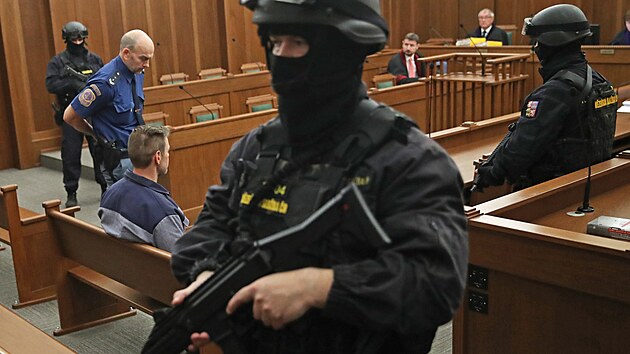 Po celou dobu soudnho zen o ppadn obnov procesu s Petrem Kramnm je v soudn sni Krajskho soudu v Ostrav ptomn tak ozbrojen vzesk sluba. (29. listopadu 2022)