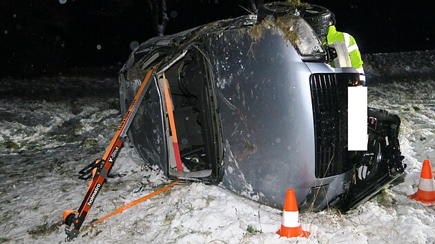 Řidič audi na zmrzlé vozovce nezvládl řízení a skončil po nárazu do stromu s autem na boku.